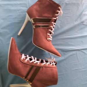 High heel pink/gold /white suede boots. Aprox 4.5”